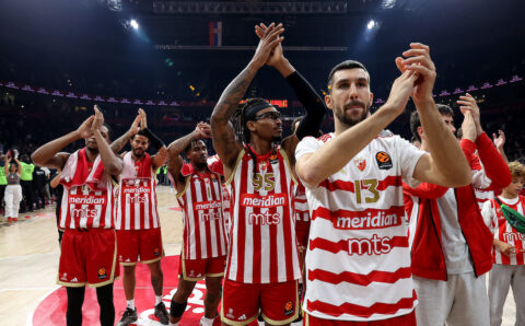 Dragutinović i Bolić otkrili ko je favorit u večitom derbiju Zvezde i Partizana Petar Đukanović 20.10.2026. 10:59 Podeli Tagovi: KK Crvena zvezda KK Partizan Košarkaški večiti derbi Vlada Dragutinović Zlatko Bolić 0 Dragutinović i Bolić otkrili ko je favorit u večitom derbiju Zvezde i Partizana Kole.Point - Zlatko Bolić, Vladimir Dragutinović (Printscreen/YT/@KolePoint) Prvi ovosezonski večiti derbi u Evroligi sve je bliži, a pred duel Partizana i Crvene zvezde u Beogradskoj areni zanimljivu analizu dali su Vladimir Dragutinović, nekadašnji košarkaš Partizana, i Zlatko Bolić, bivši igrač Crvene zvezde. U novoj epizodi podkasta „Kole.Point“, koju vodi Nenad Kostić, obojica su se složila da crveno-beli u ovom trenutku imaju blagu prednost. Partizan će u četvrtak od 20.45 časova biti domaćin najvećem rivalu, ali u utakmicu ulazi opterećen povredama i slabijim rezultatima. Sa druge strane, Zvezda je uhvatila pobednički ritam, što je Dragutinoviću bio dovoljan razlog da prednost dodeli ekipi Ibona Navara. – Čini mi se da je u ovom trenutku Crvena zvezda u prednosti, ne samo zato što ima bolji tim, već su ušli u neki pozitivan ritam, pobeđuju, imaju niz pobeda iza sebe. Partizan je imao dva teška protivnika, čini mi se da je sad i Džekiri povređen. Na ovako već oslabljen tim, čini mi se da je za ovaj derbi Crvena zvezda, na moju žalost, favorit – rekao je Dragutinović u podkastu „Kole.Point“. Vladimir Dragutinovic, foto: Srdjan Stevanovic/Starsportphoto © Bolić upozorava: Derbi je posebna utakmica Iako očekuje pobedu crveno-belih, Zlatko Bolić smatra da trenutna forma neće nužno odlučiti pobednika. Nekadašnji košarkaš Zvezde podsetio je koliko ovakve utakmice znače igračima, klubovima i navijačima. – Znaš, Vlado, derbi kad dođe, uvek se nađe neki način kako nađeš još neki atom snage i neki motiv. I naravno, kad pobediš Zvezdu ili kad pobediš Partizan, imaš neki mir u kući. To mnogo znači i ljudima u klubu i navijačima, to su najvažnije utakmice u sezoni. Bolić nije skrivao za koga će navijati, ali nije želeo da otpiše crno-bele. – Slažem se da je Crvena zvezda blagi favorit, ali to opet ništa ne znači. Partizan igra na svom terenu, pred svojom publikom, uslovno rečeno na svom terenu. Ja, naravno, očekujem da će Zvezda da pobedi, ali mislim da Partizan ima isto šanse da pobedi. Biće to jedna stvarno dobra i kvalitetna utakmica. Može li Partizan da iskoristi prednost domaćeg terena ili će Zvezda nastaviti pobednički niz? O tome su u novoj epizodi podkasta „Kole.Point“ razgovarali Nenad Kostić, Vladimir Dragutinović i Zlatko Bolić. Zvezda